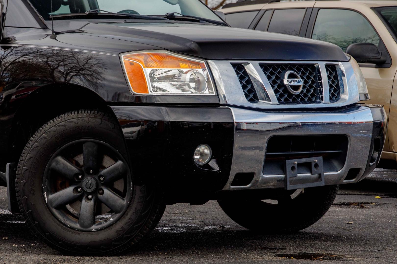 2011 BLACK NISSAN TITAN SV Crew Cab 2WD (1N6BA0ED7BN) with an 5.6L V8 DOHC 32V FFV engine, 5-SPEED AUTOMATIC transmission, located at 420 E. Kingsbury St., Seguin, TX, 78155, (830) 401-0495, 29.581060, -97.961647 - Photo#2
